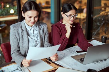 Projelerinde çalışan iki nazik kadın.