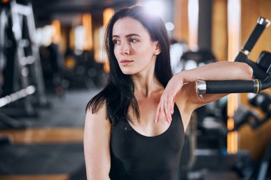 Jimnastik salonunda duran güzel spor eğitmeni.