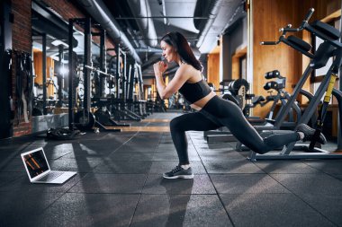 Sıska kadın spor salonunda uzaklaştırma eğitimi alıyor.