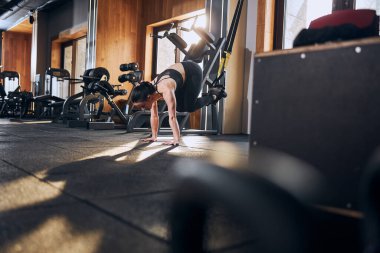 Stüdyoda direniş ağları olan mutlu kadın eğitimleri