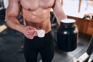 Kas geliştirici kas egzersizi sırasında protein alıyor.