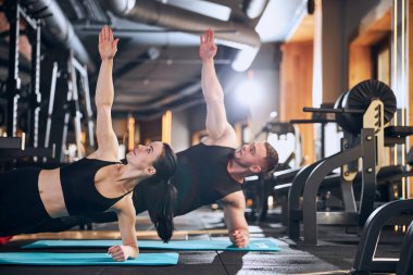 Neşeli genç çift içeride birlikte antrenman yapıyor.