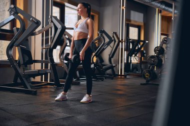 Neşeli güzel kadın stüdyoda egzersiz yapıyor.