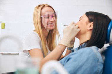 Klinikteki işinden zevk alan hoş bir kadın.