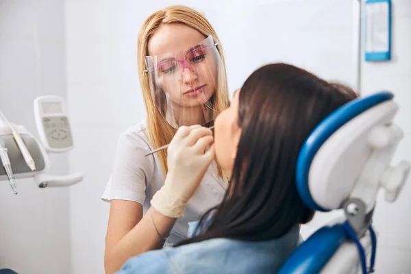 细心的口腔科医生对牙齿进行专业检查 — 图库照片