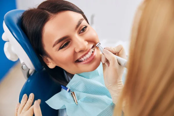 Positivo paciente encantado sentado en silla de odontología — Foto de Stock