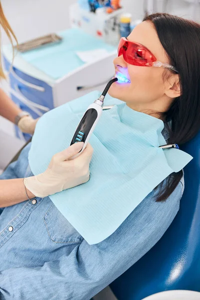 Primer plano de la linda mujer que visita dentista — Foto de Stock