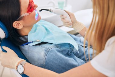 Dolapta diş kontrolü yapan özenli bir sağlık görevlisi.