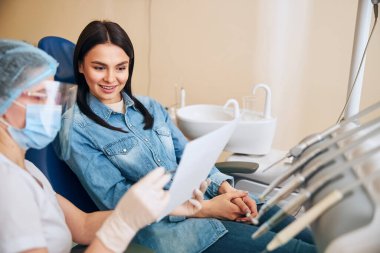 Çenenin röntgenine bakan pozitif memnun hasta