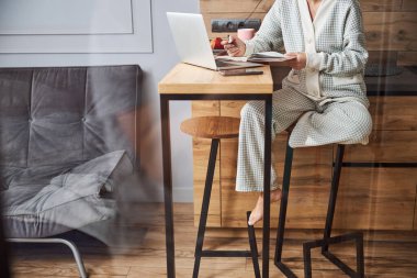 Not defteriyle çalışan önlüklü vatandaş.