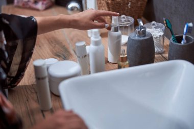 Cilt bakım ürünlerinden losyon seçen kişi