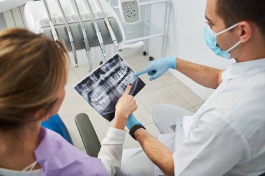 Diş hekimi röntgende diş problemi gösteriyor.