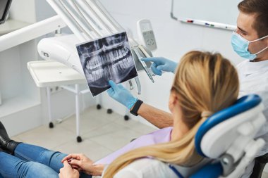 Diş hekimi diş röntgeni diyagramı gösteriyor.