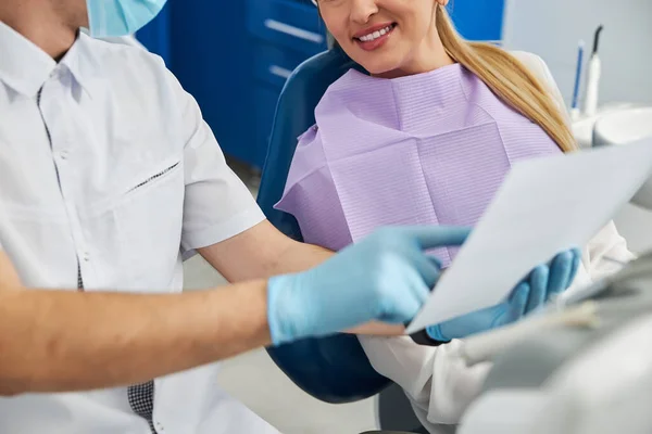 牙医向女性病人展示X光检查结果 — 图库照片
