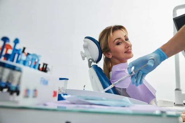 Mujer agradable visitante viendo dentista tomando una jeringa — Foto de Stock