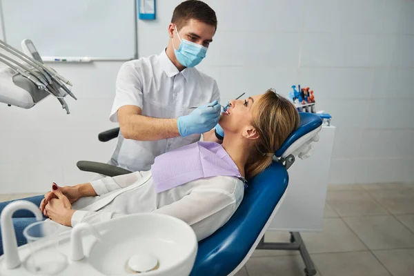 Examen de dientes femeninos por un dentista — Foto de Stock