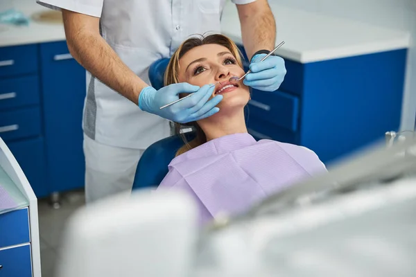 经口腔科检查后坐在牙医椅上的一名女性的牙齿 — 图库照片