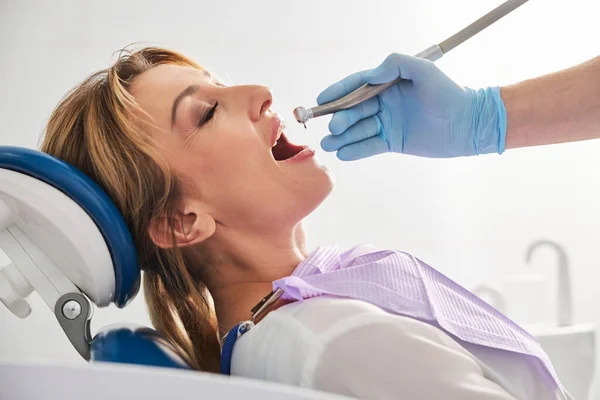 Mujer paciente abriendo ampliamente la boca antes del taladro — Foto de Stock