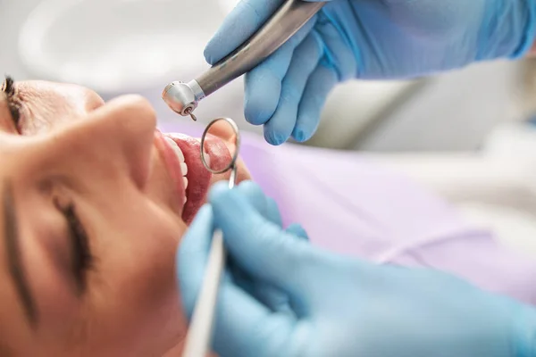 Médico especialista en acercamiento de dientes con espejo bucal — Foto de Stock