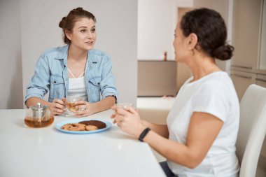 Mutfakta muhabbet eden iki kadın.