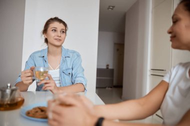 Partnerine bakan oldukça cana yakın bir kadın