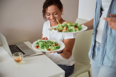 Renkli yemeklere bakan zevkli bir kadına yaklaş.