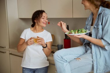 Mutluluk veren esmer kız domates yemeye gidiyor.