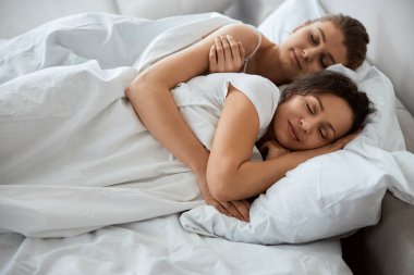 Yumuşak battaniyenin altında uzanan rahat dişiler.