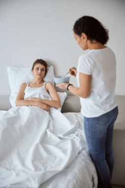 Sabahları kendini kötü hisseden genç bir kadın.