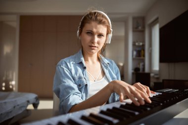 Genç bayan kameraya bakıyor.