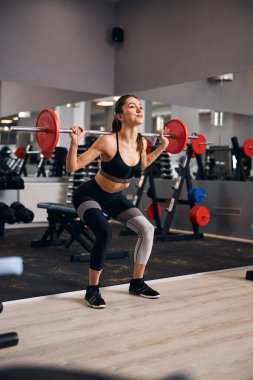 Spor salonunda spor yapan çekici bir kadın.