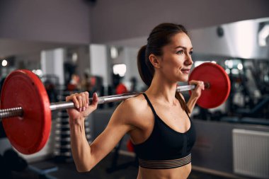 Spor yapan ciddi bir kadının portresi.