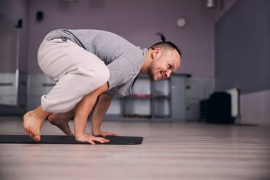 Yoga yapan mutlu bir adam.