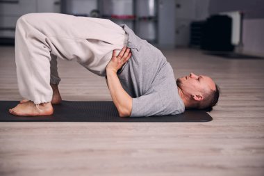 Nazik yoga hocası sağlığıyla ilgileniyor.