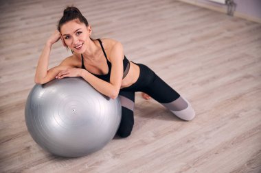 Kameraya bakan esmer bir kadın.