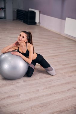 Genç sporcu kadın spor salonunda sabah aktivitesi yapıyor.