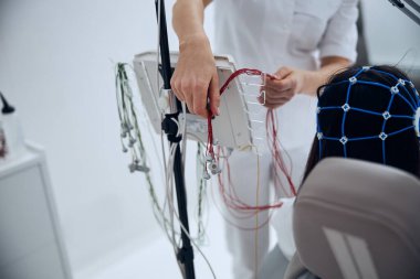 Silikon kapaklı hasta EEG için hazırlanıyor.