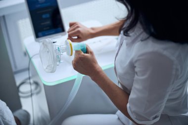 Ofisinde çalışan siyah saçlı kadın doktor.