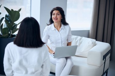 Doktor hasta sağlığı hakkında bilgi topluyor.