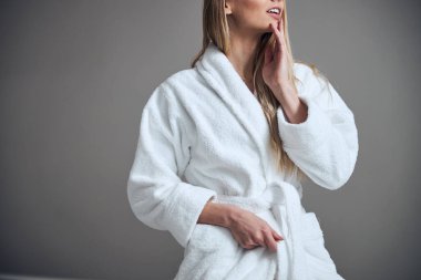 Slim spa müşterisi güzellik salonunda duruyor.