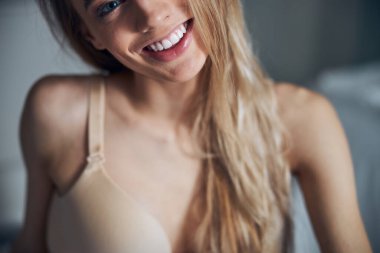 Işıl ışıl gülümseyen genç bir bayan.