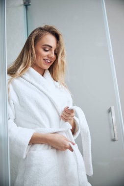 Hoş bir kadın banyoda giyiniyor.