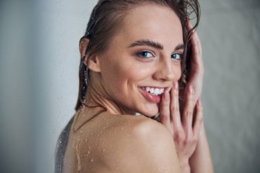 Banyoda ışıl ışıl gülümseyen güzel bir bayan.