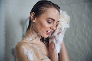 Su prosedürü sırasında hayal kuran güzel bir kadın.