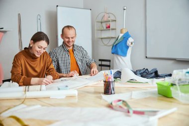 Dost canlısı iki moda tasarımcısının düzenli çalışma günü