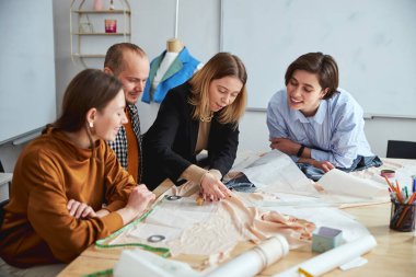 Dost canlısı tasarımcılar yeni koleksiyon hakkındaki fikirlerini paylaşıyorlar.