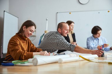 Yetenekli iş arkadaşlarıyla keyifli bir çalışma günü.