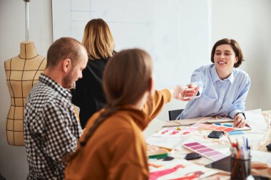 Pozitif tasarımcı meslektaşlarıyla notlarını paylaşıyor