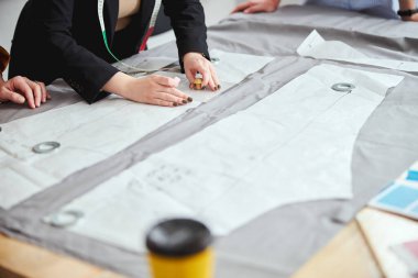 Terzi dükkanında büyük bir dikiş deseni var.