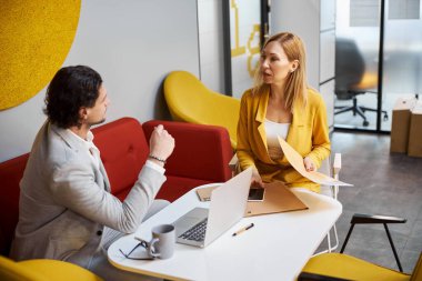 İşverenini dinleyen genç bir adam.